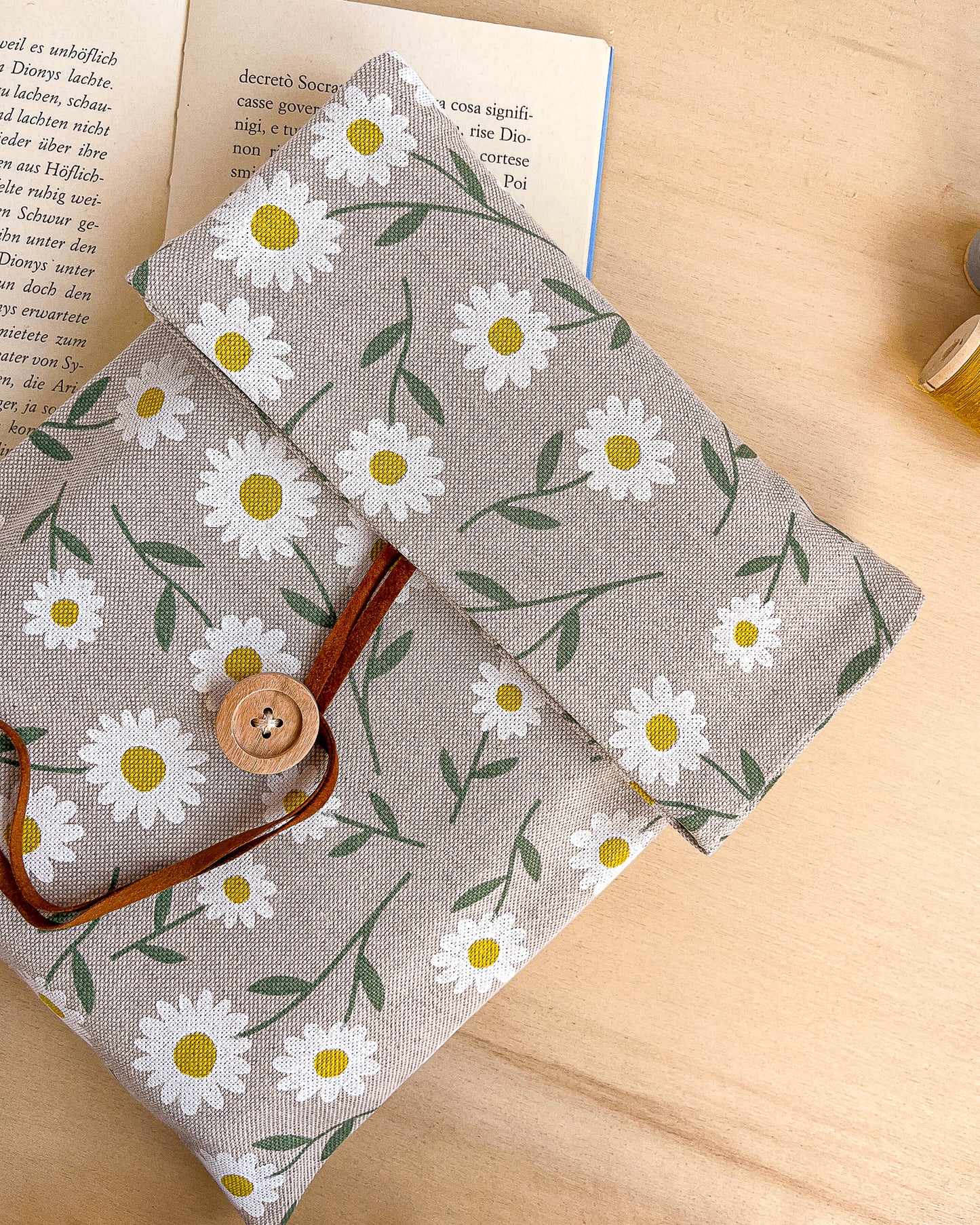 Custodia per libri imbottita in cotone fantasia margherite fatta a mano