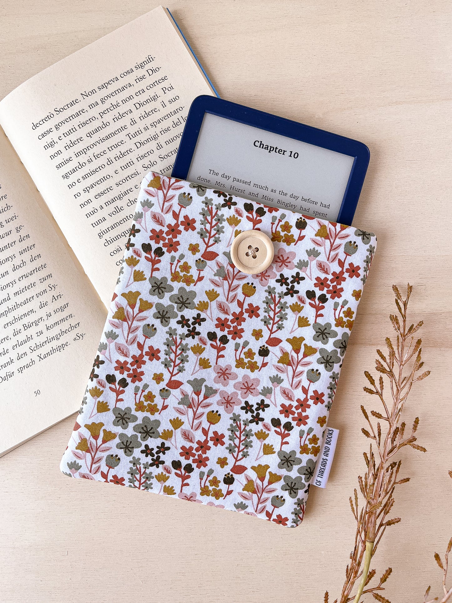 Tiny flowers padded e-reader sleeve