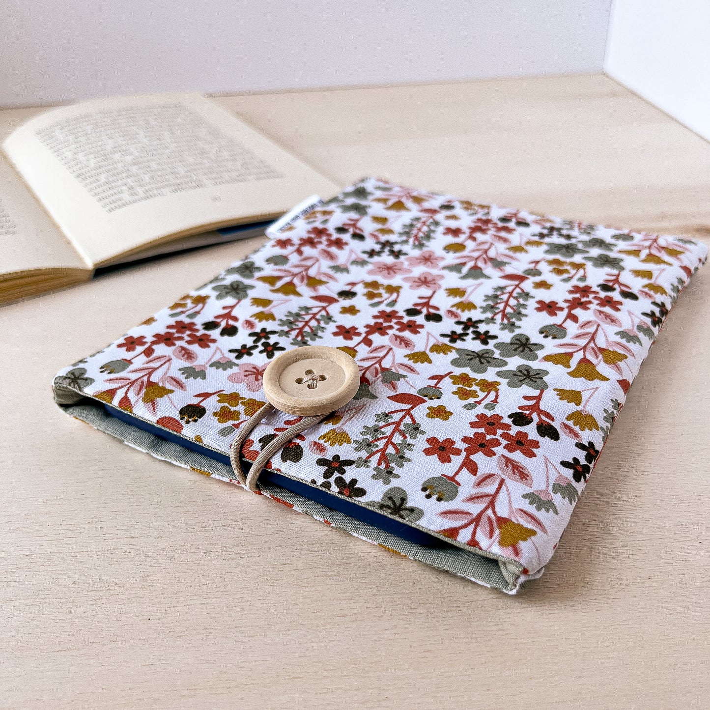 Tiny flowers padded e-reader sleeve