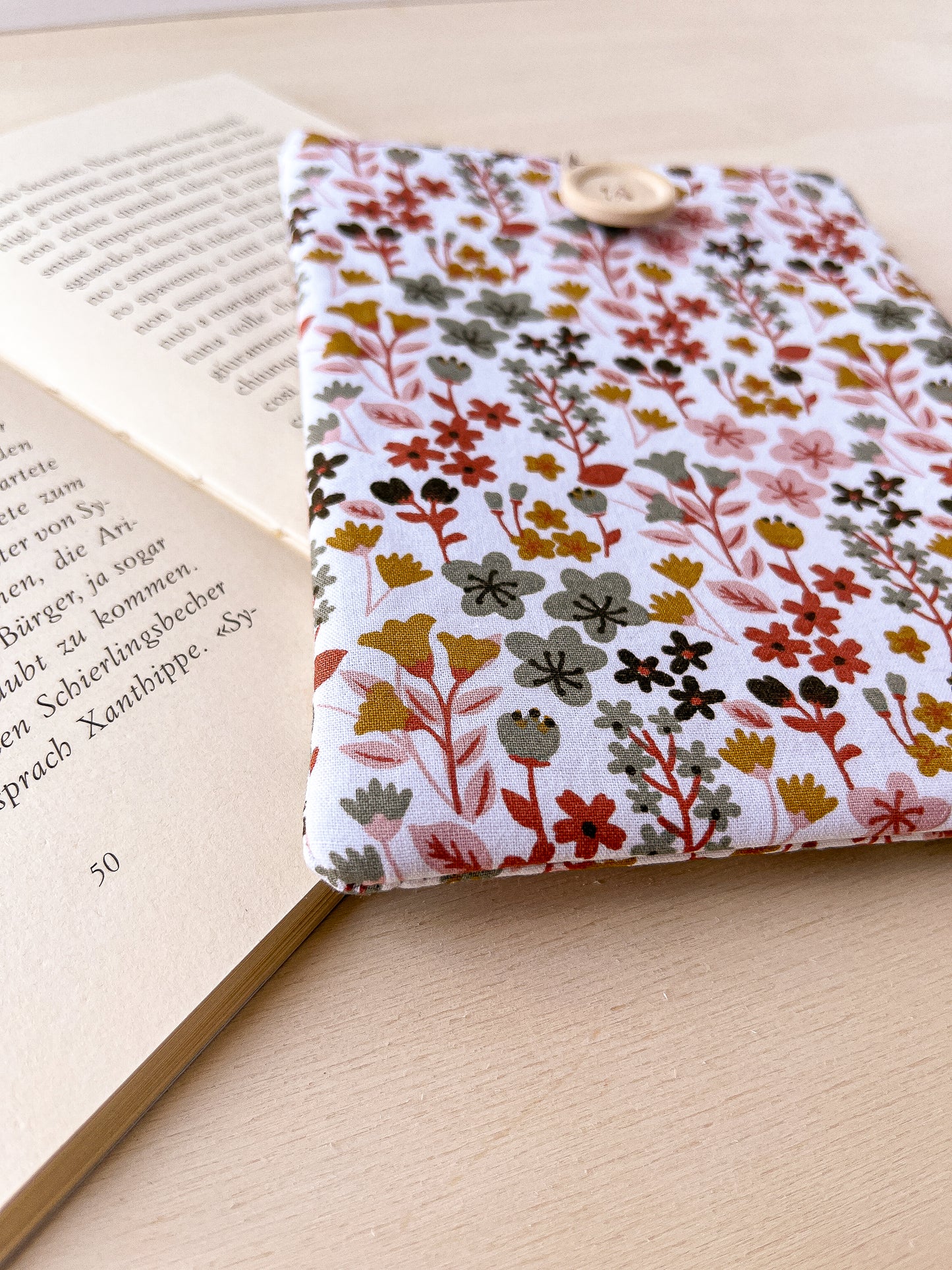 Tiny flowers padded e-reader sleeve