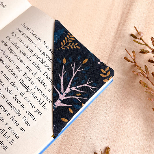 Segnalibro in stoffa ad angolo con volpi e foresta