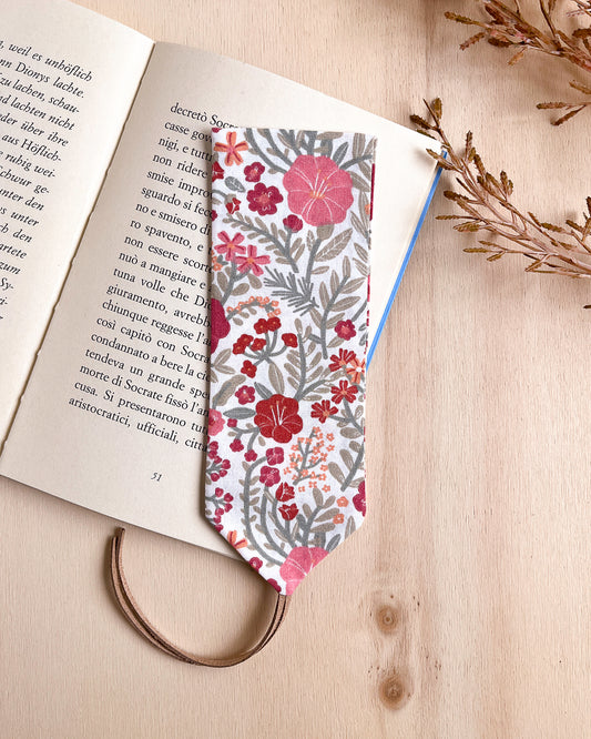 Segnalibro in stoffa con fiori Liberty