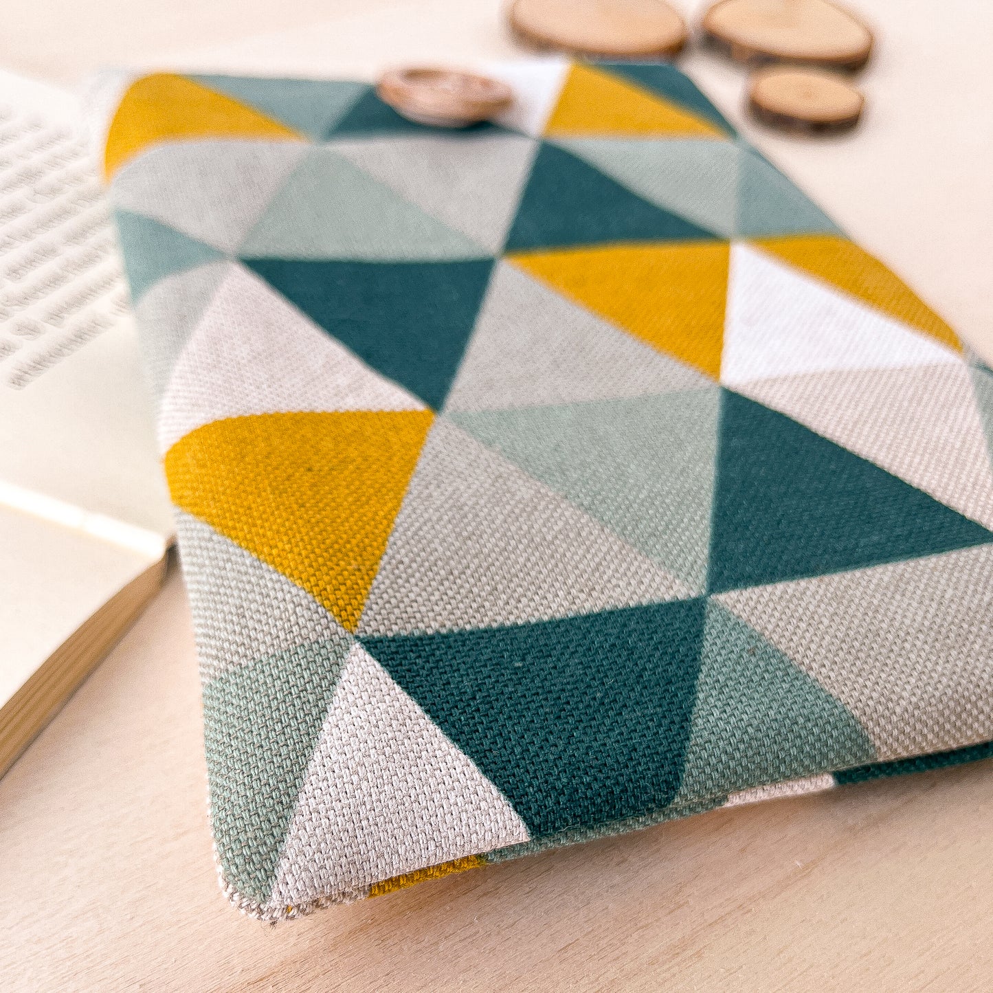 Geometric padded e-reader sleeve