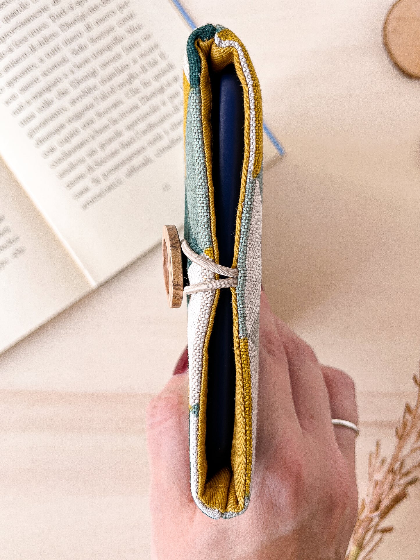 Geometric padded e-reader sleeve