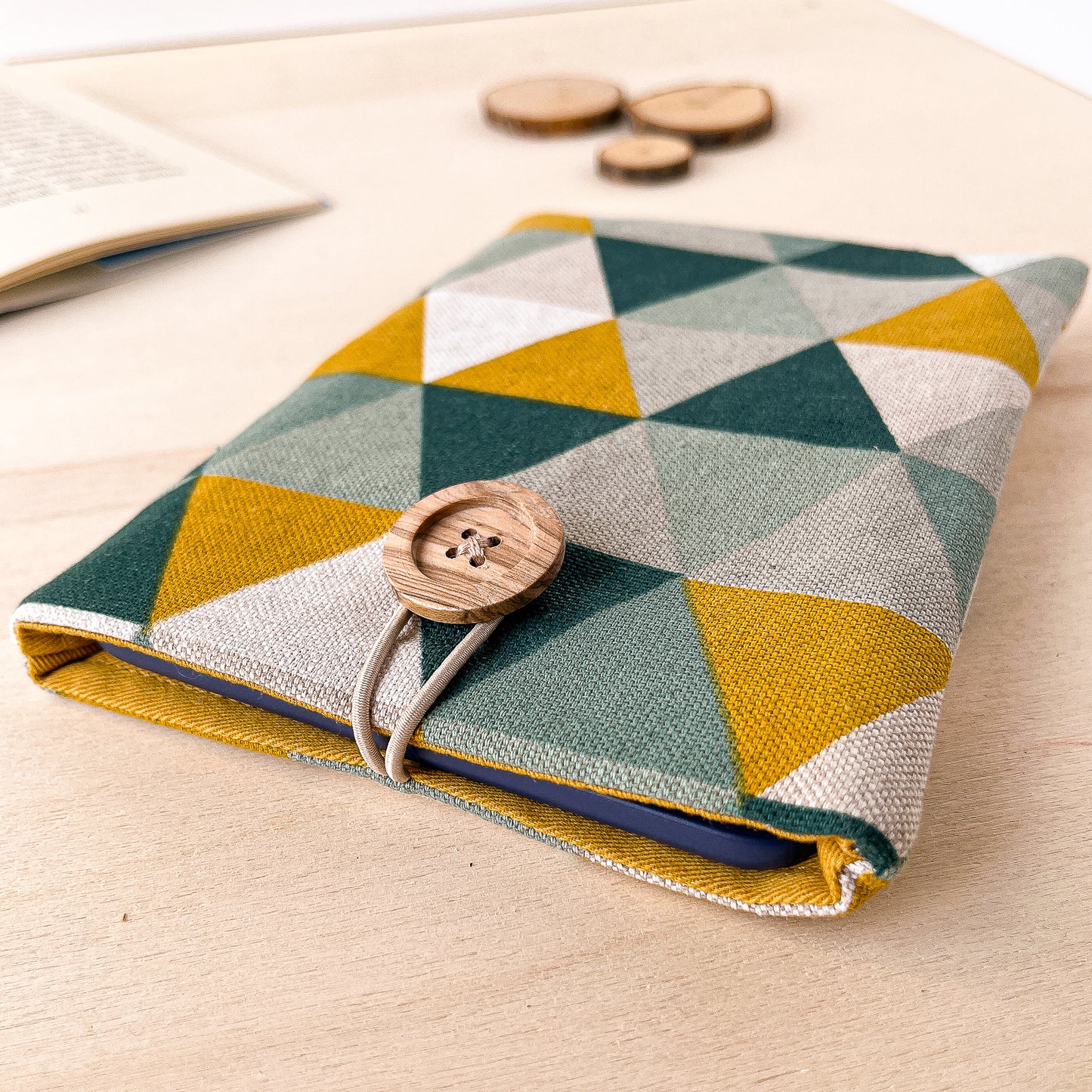 Geometric padded e-reader sleeve