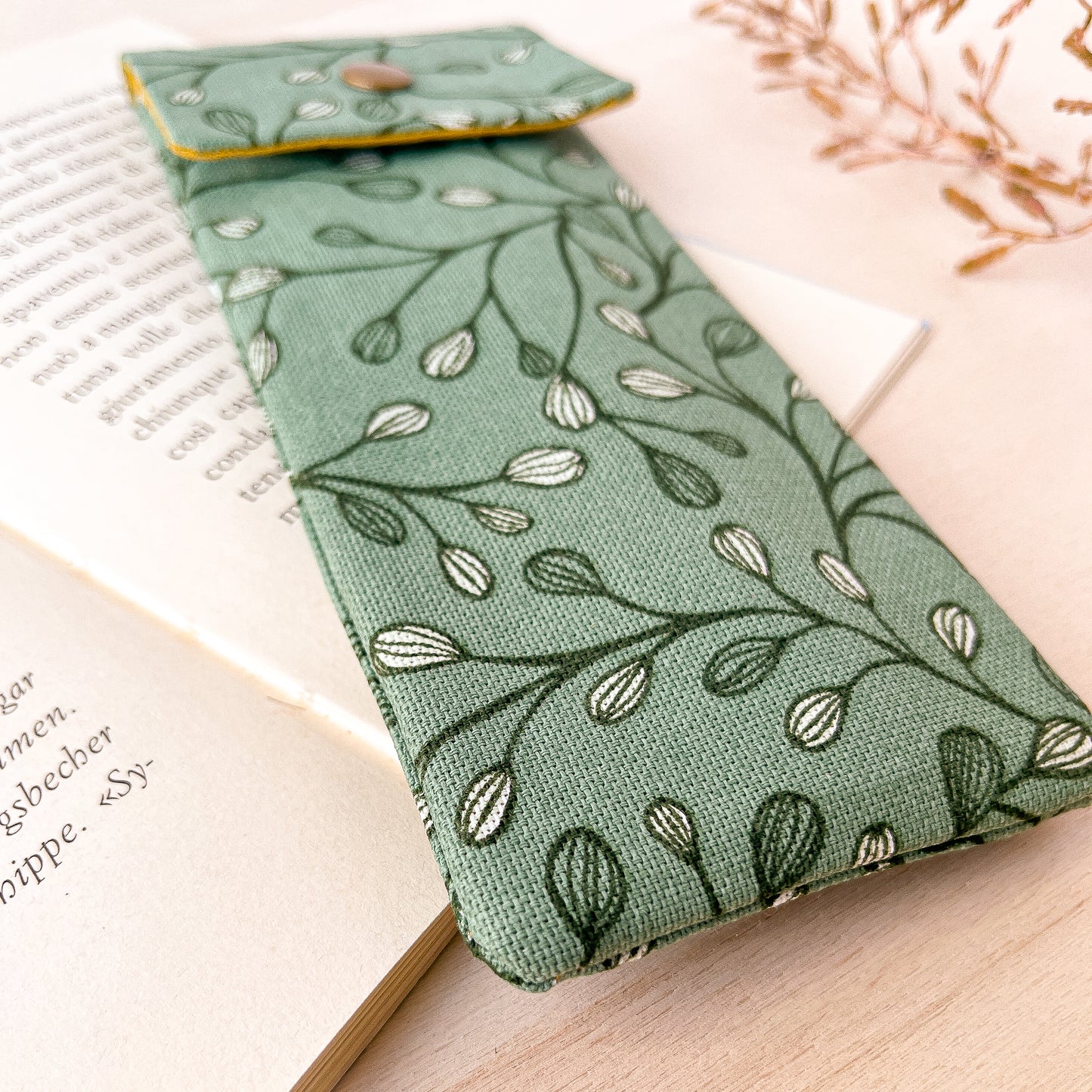 Astuccio verde con foglie + segnalibro