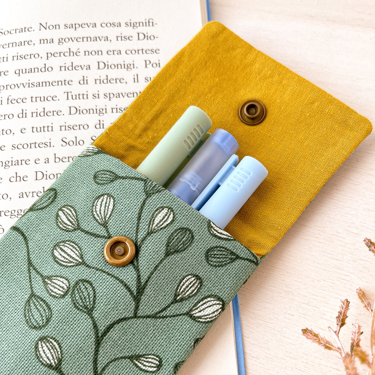 Astuccio verde con foglie