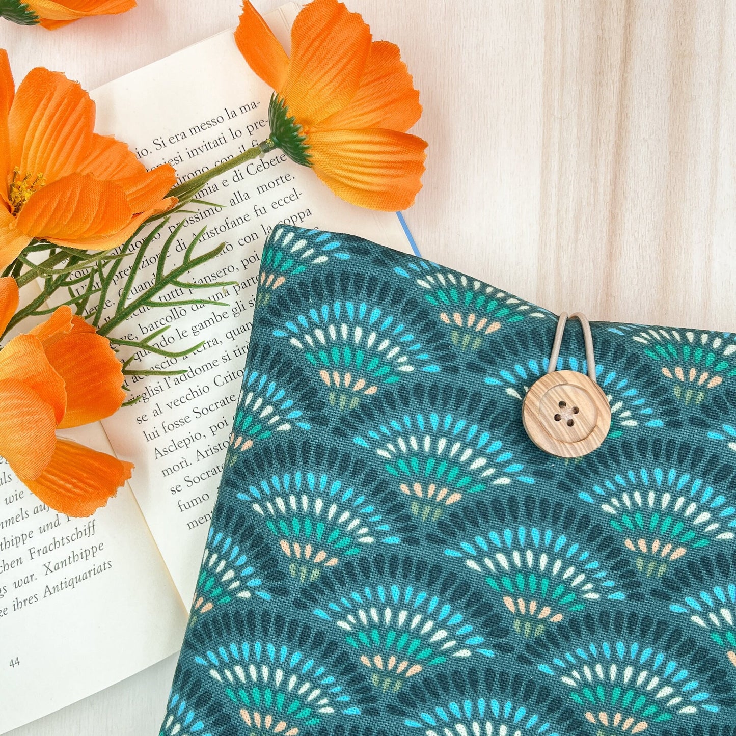 SOLD OUT - Custodia per libri imbottita in cotone con motivo blu pavone