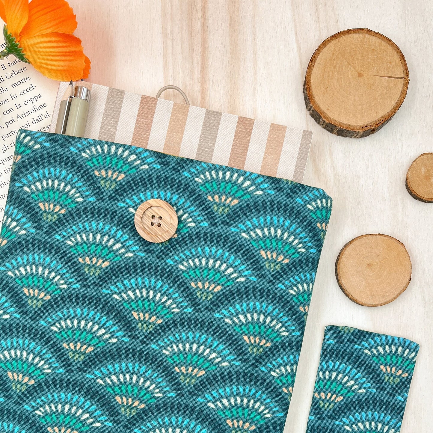 SOLD OUT - Custodia per libri imbottita in cotone con motivo blu pavone