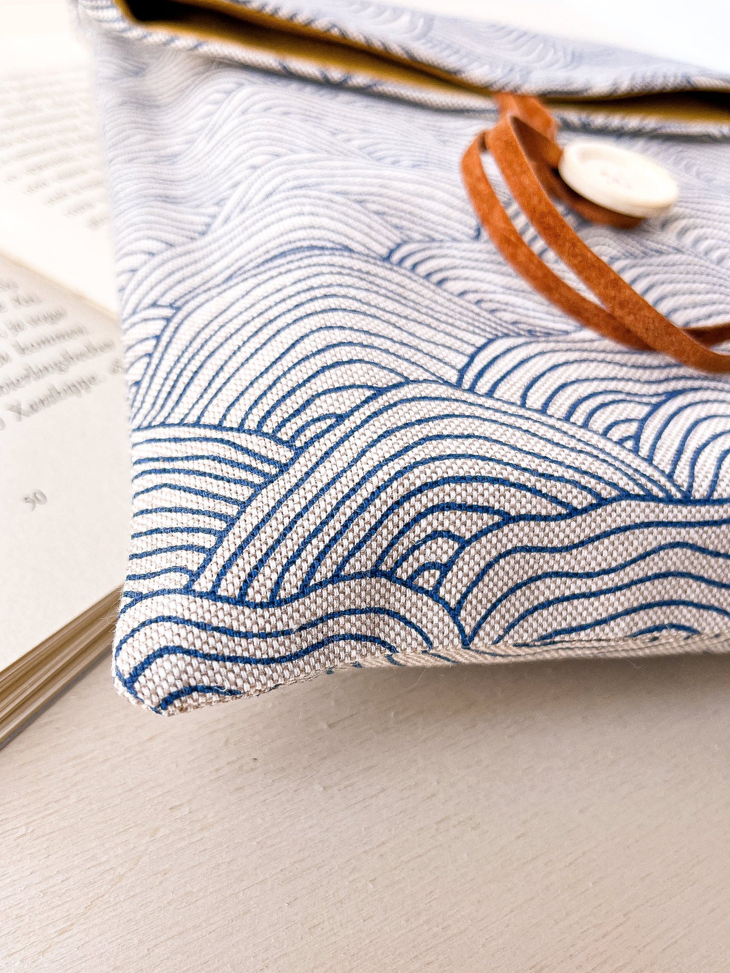 Custodia per libri regolabile in cotone con motivo a onde blu