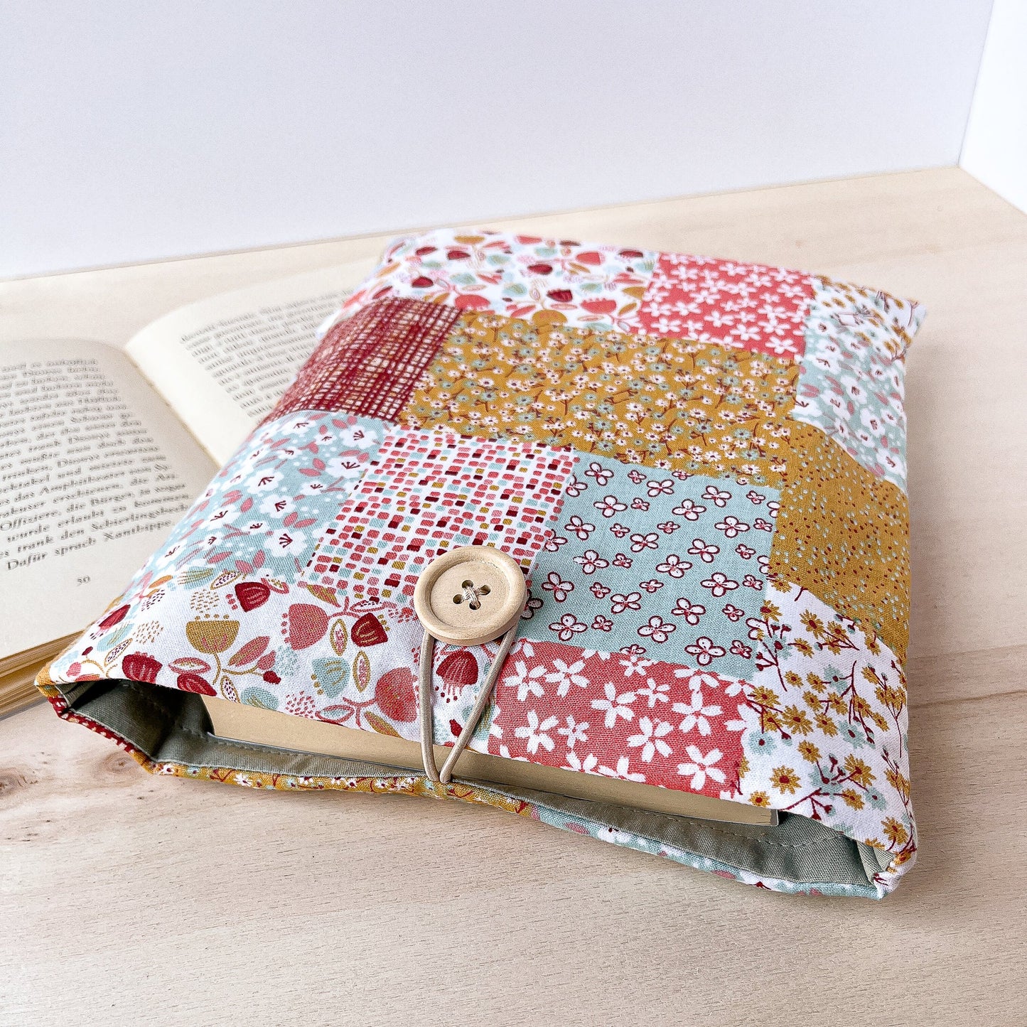 Custodia per libri imbottita con motivo patchwork floreale