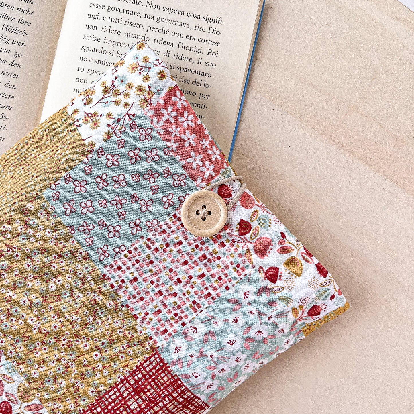 Custodia per libri imbottita con motivo patchwork floreale