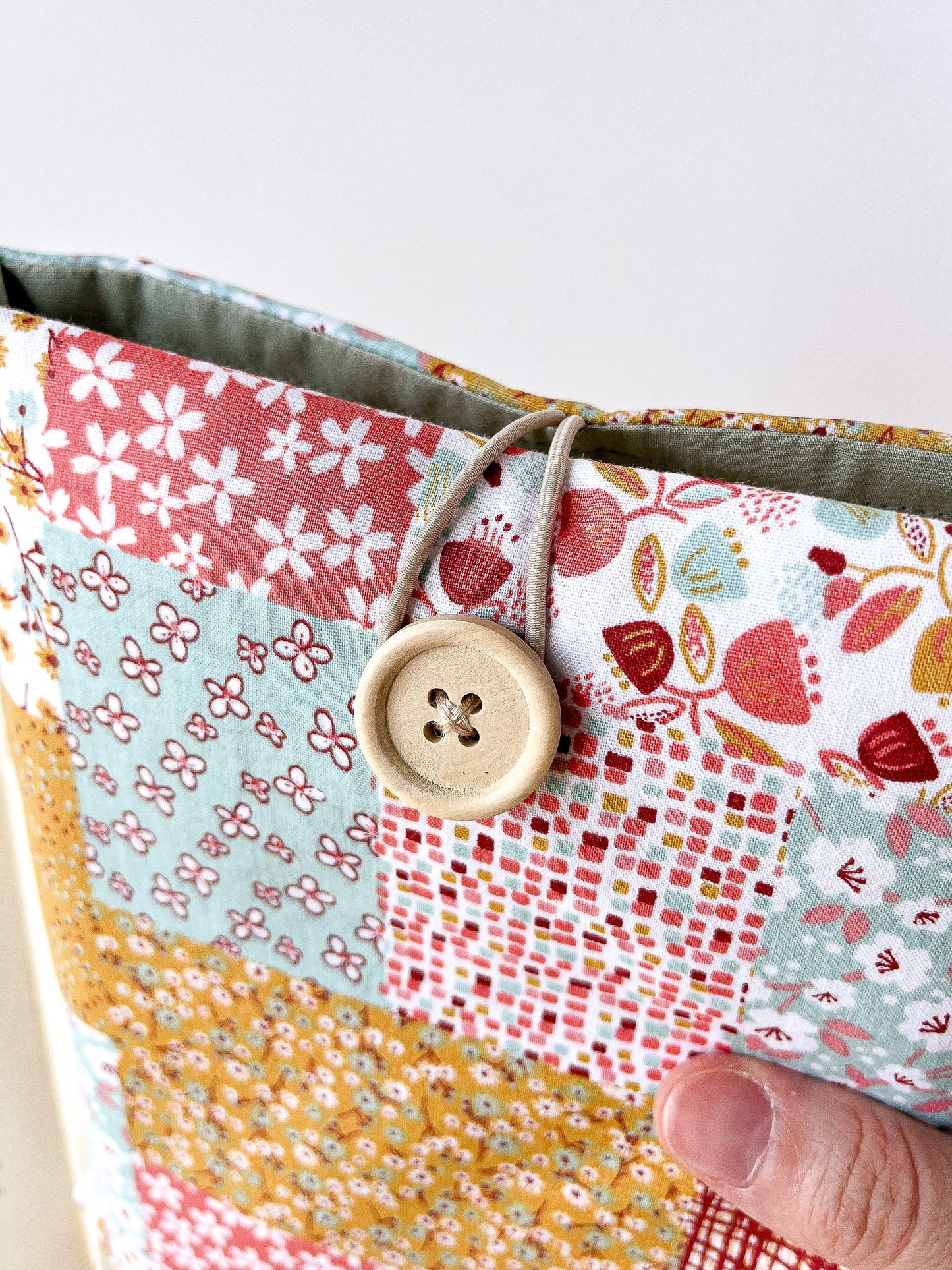 Custodia per libri imbottita con motivo patchwork floreale