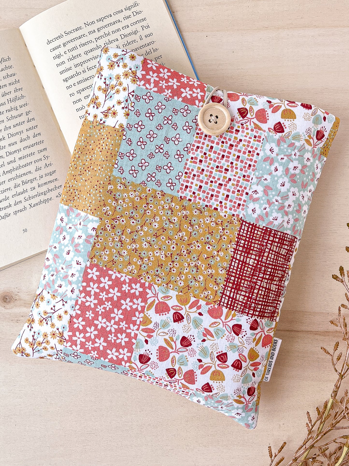 Custodia per libri imbottita con motivo patchwork floreale