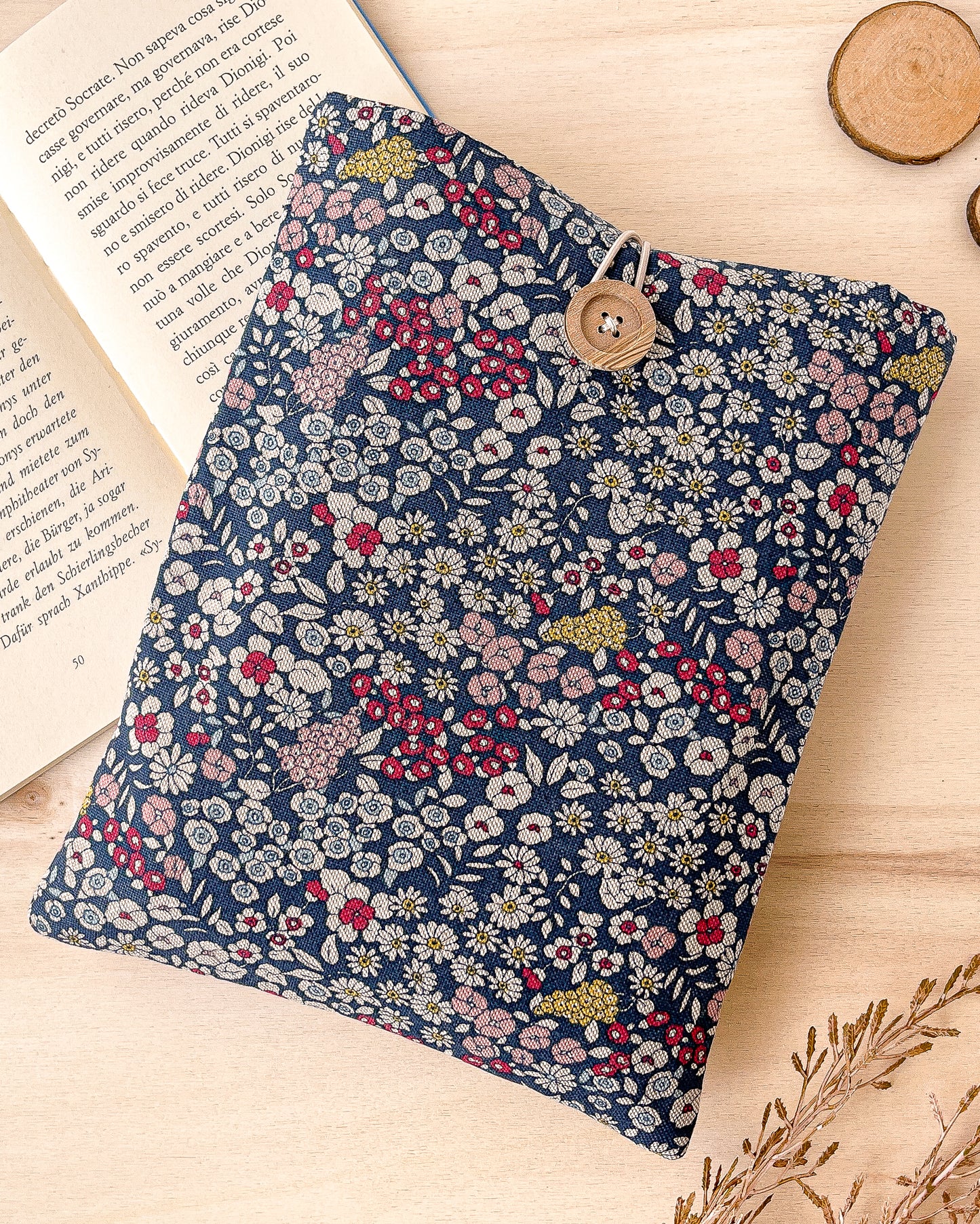 Custodia per libri imbottita a fiori su fondo blu