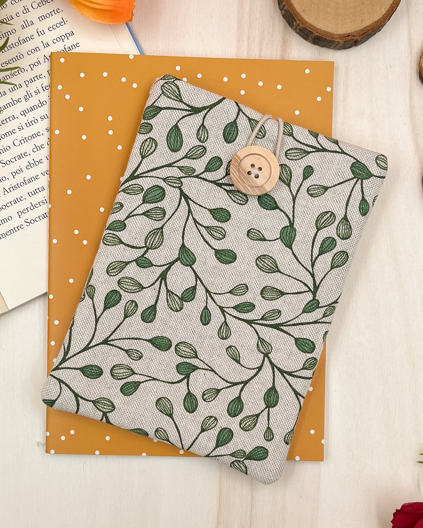 Leaves padded e-reader sleeve
