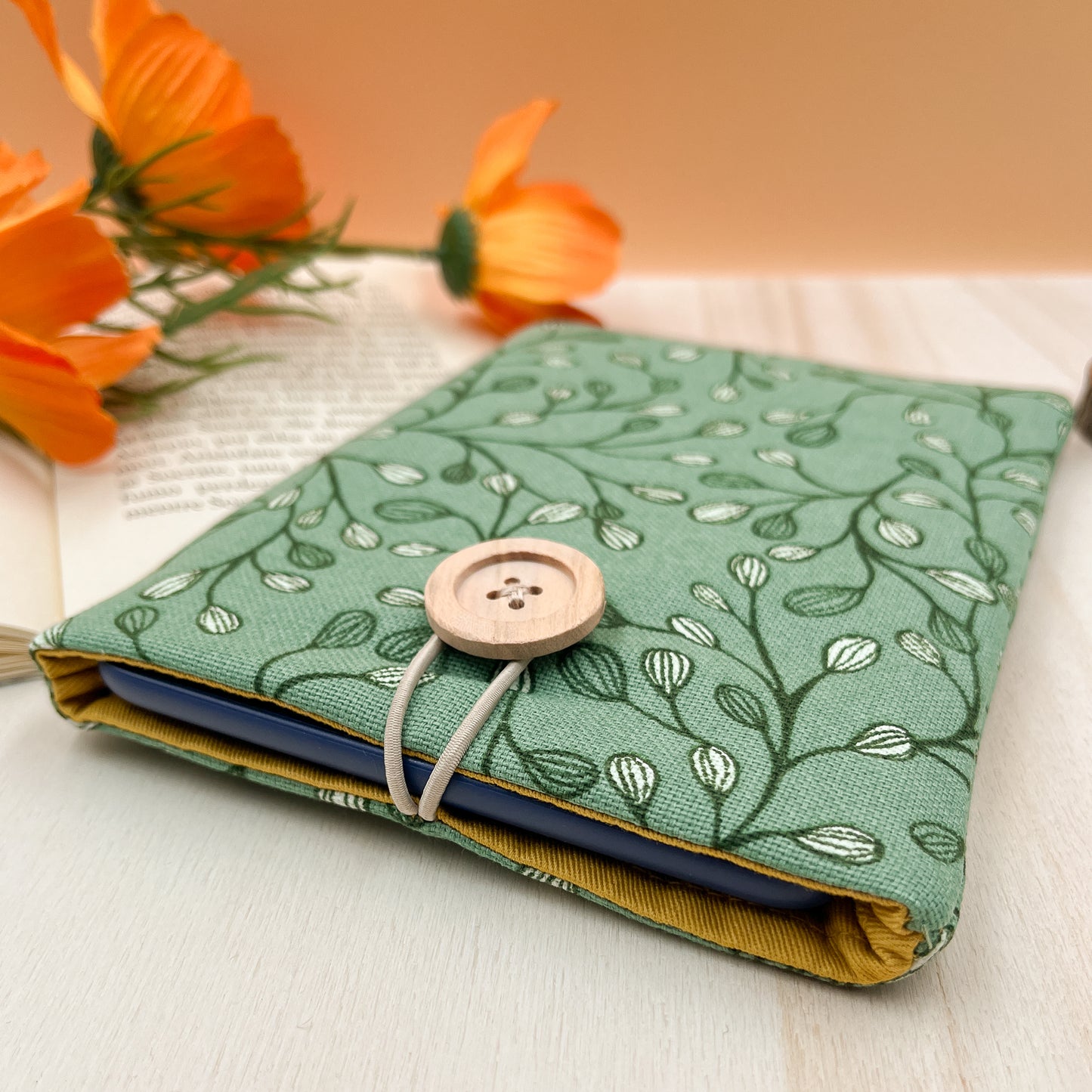 Green leaves padded e-reader sleeve