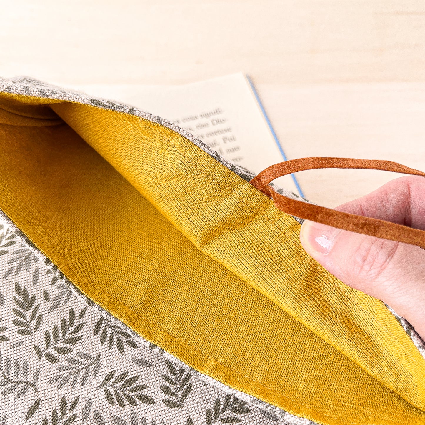 Custodia per libri regolabile in cotone con motivo a foglioline