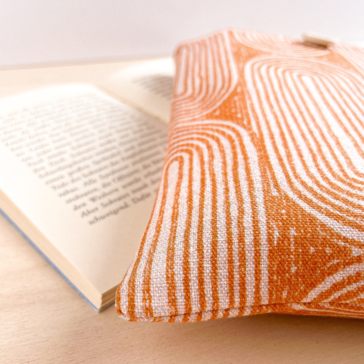 Custodia per libri imbottita in cotone con motivo geometrico arancio