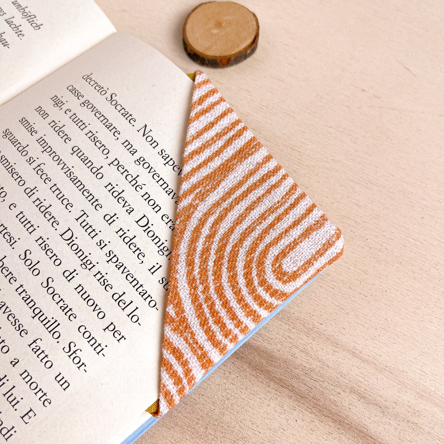 Astuccio con motivo geometrico arancio + segnalibro