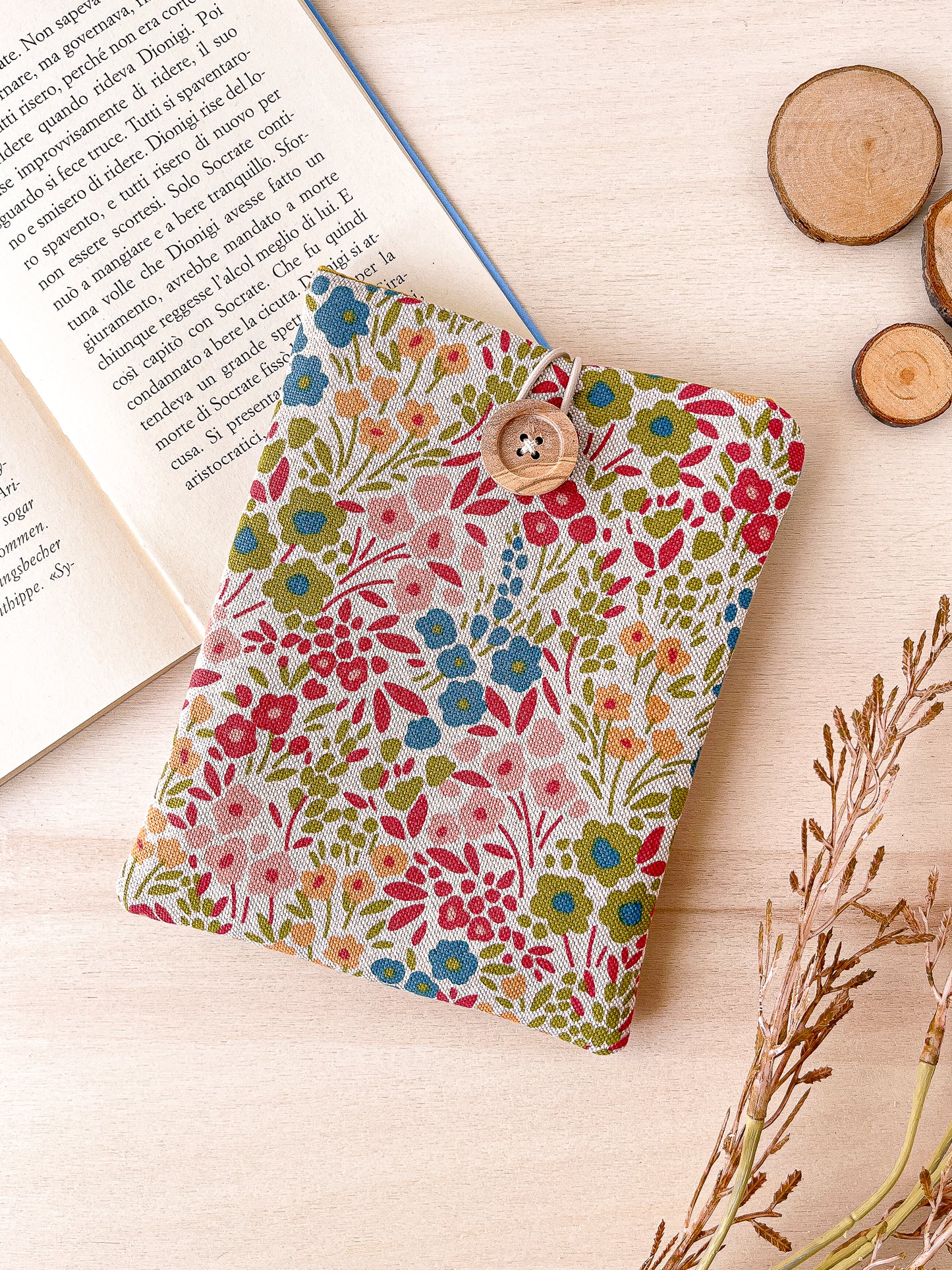 Flowery padded e-reader sleeve
