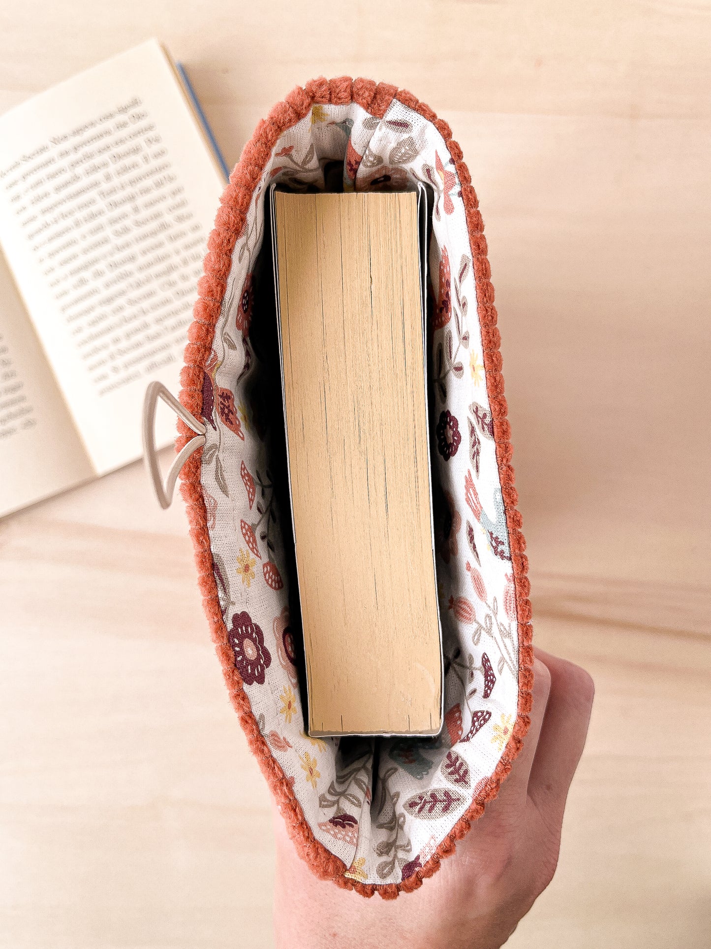 Custodia per libri imbottita in velluto terracotta