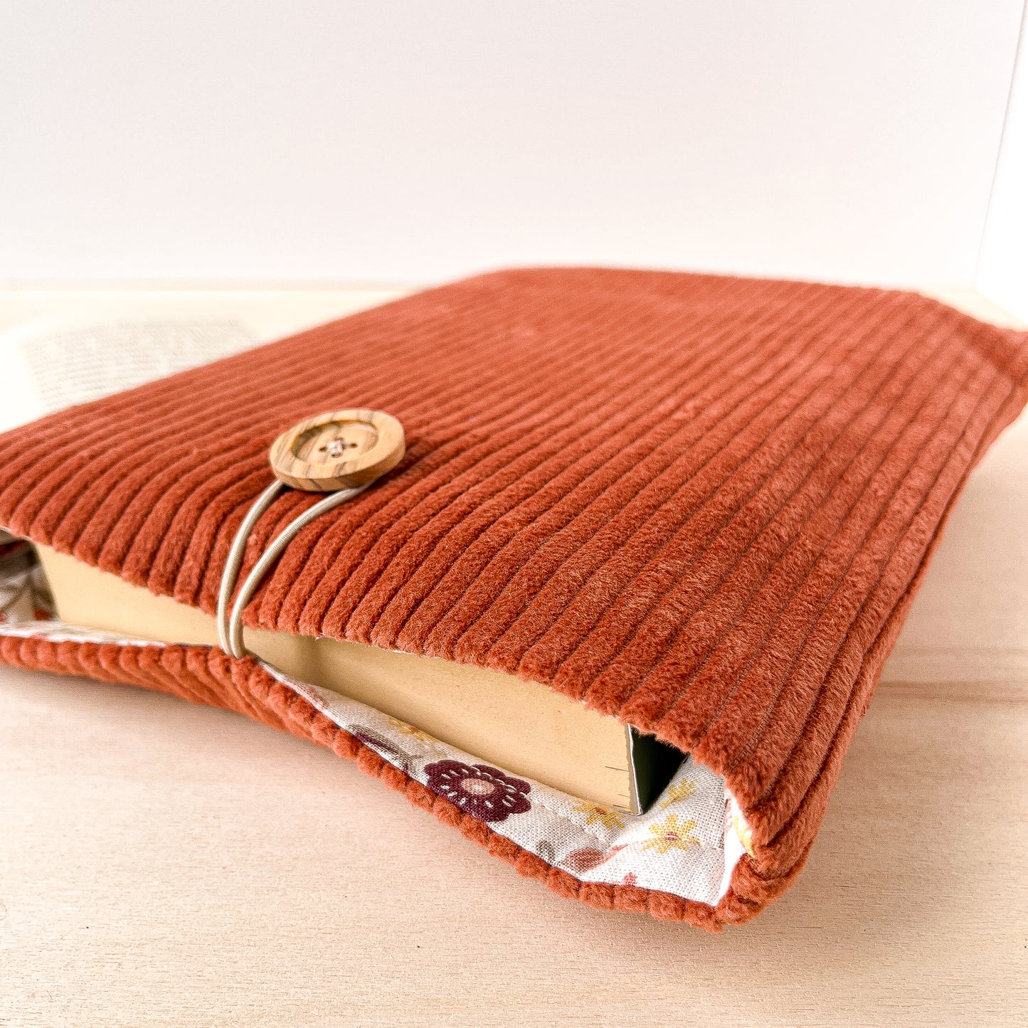 Custodia per libri imbottita in velluto terracotta