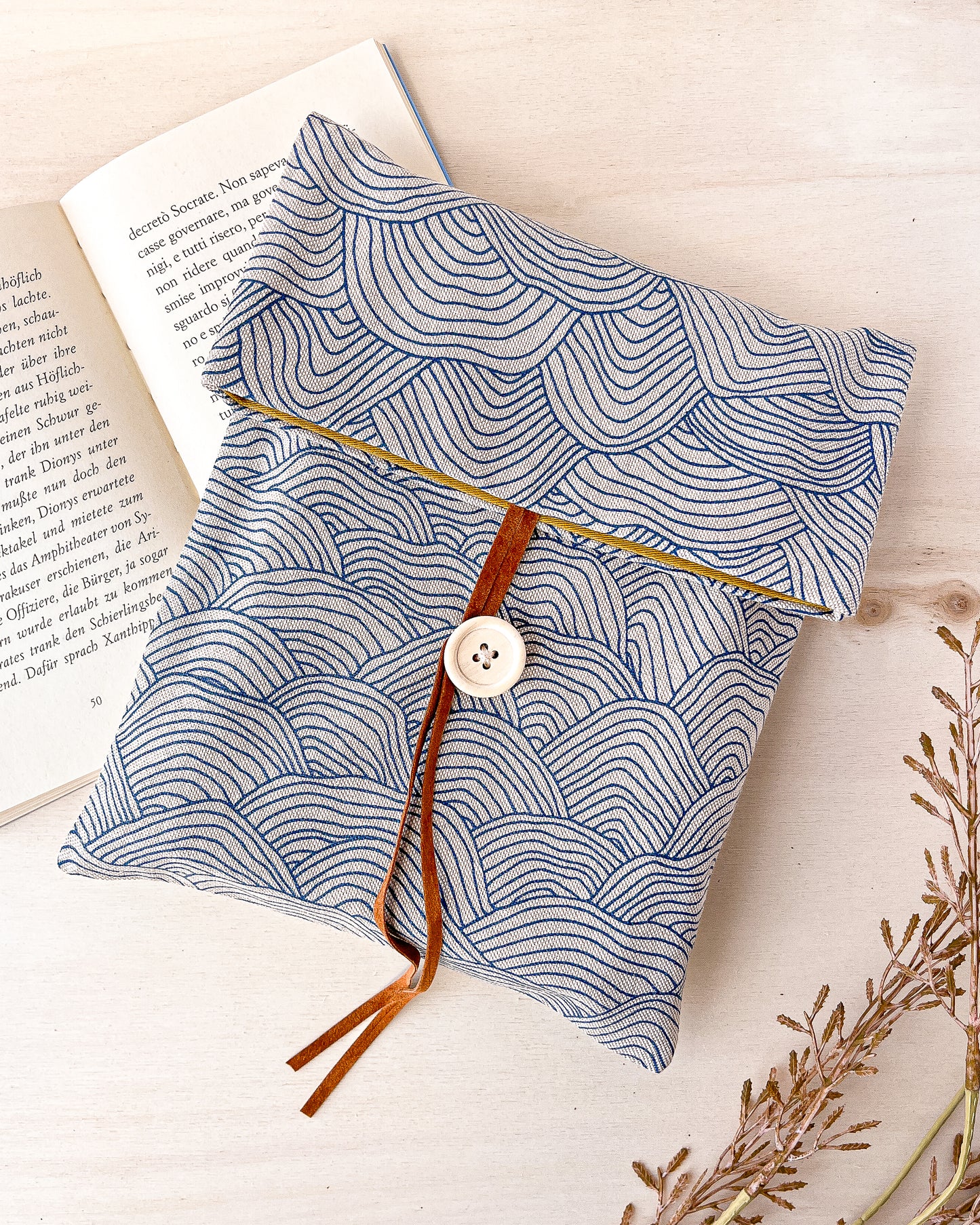 Custodia per libri regolabile in cotone con motivo a onde blu
