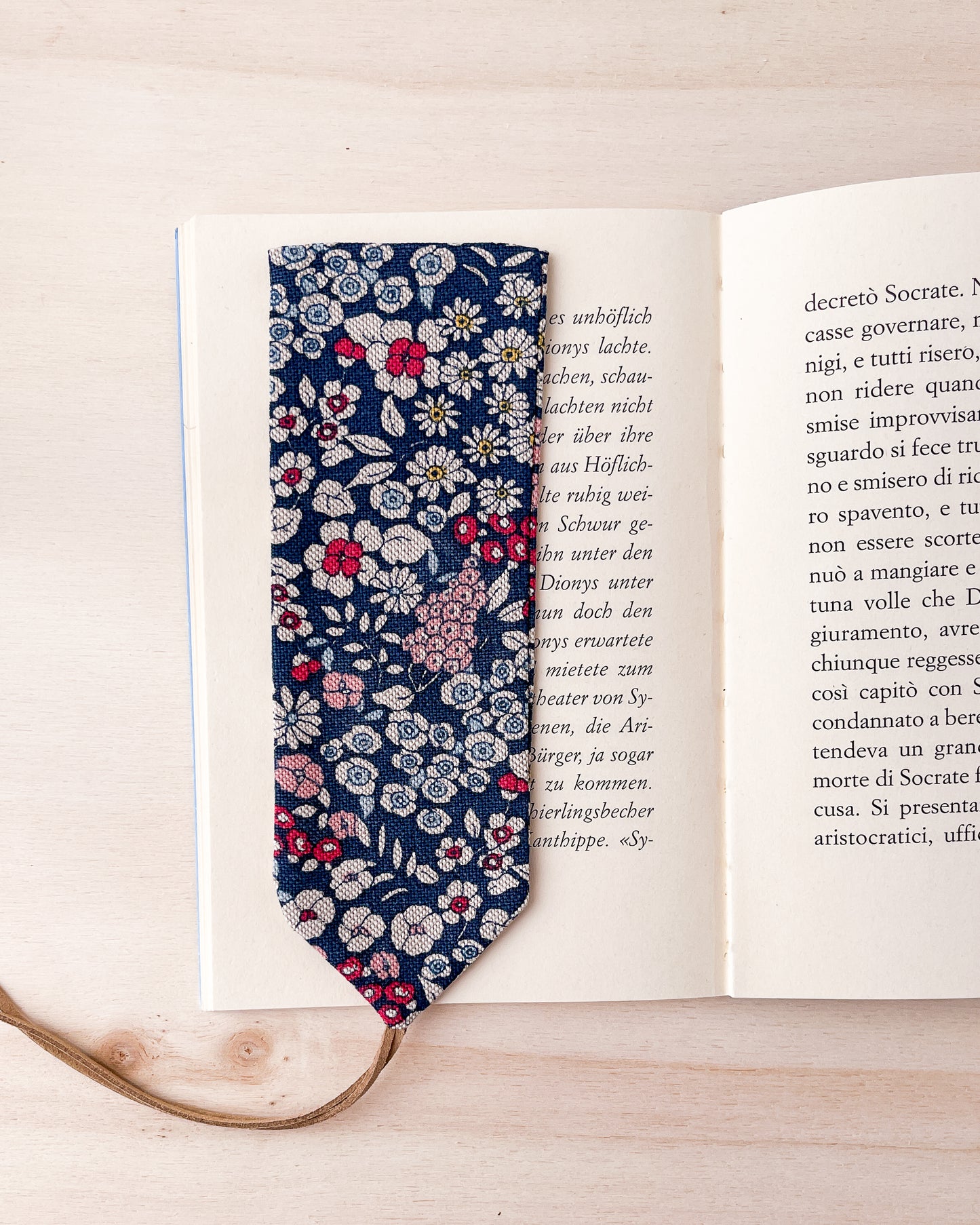 Astuccio con motivo floreale blu + segnalibro