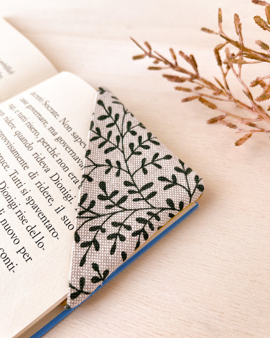 Segnalibro in stoffa ad angolo con foglioline verdi