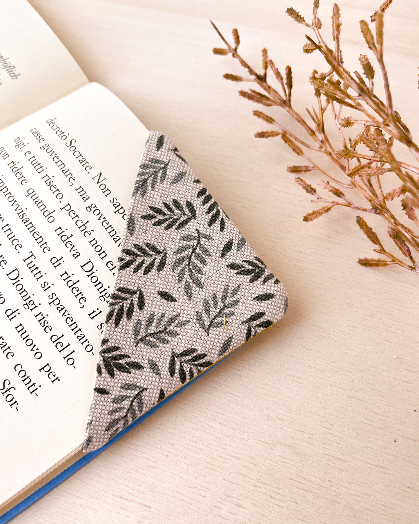 Segnalibro in stoffa ad angolo con foglioline