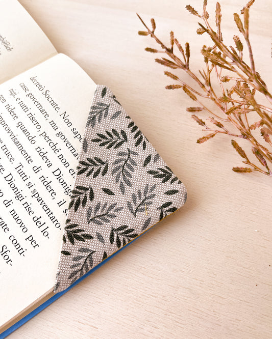 Segnalibro in stoffa ad angolo con foglioline