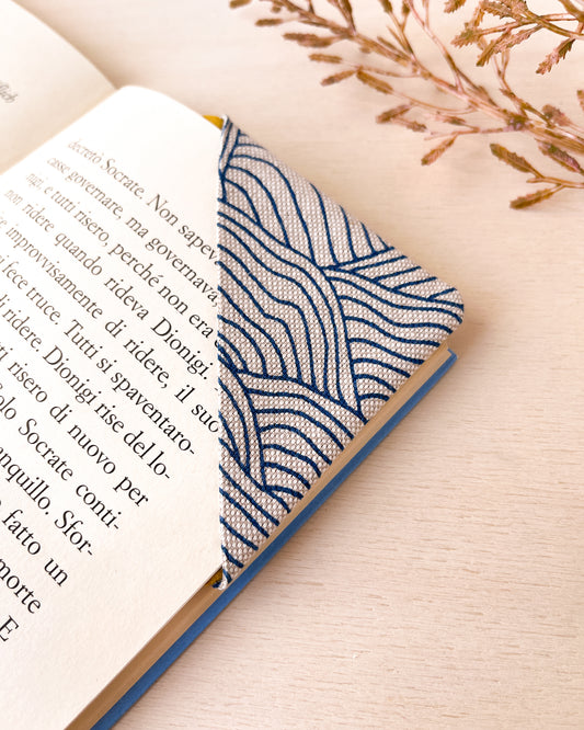 Segnalibro in stoffa ad angolo con onde blu