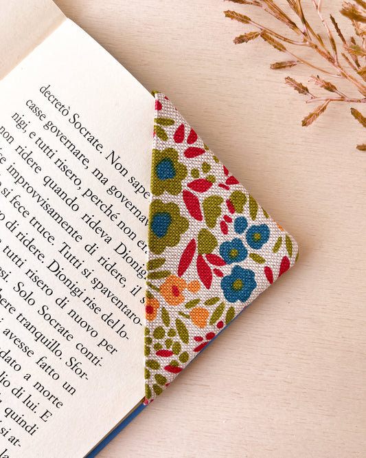 Segnalibro in stoffa ad angolo con motivo floreale rosa