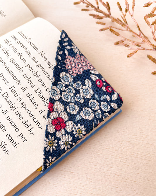 Segnalibro in stoffa ad angolo con motivo floreale blu