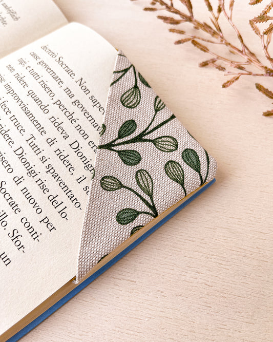 Segnalibro in stoffa ad angolo bianco con foglie