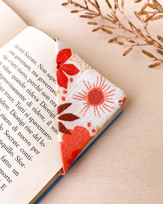 Segnalibro in stoffa ad angolo con fiori arancio