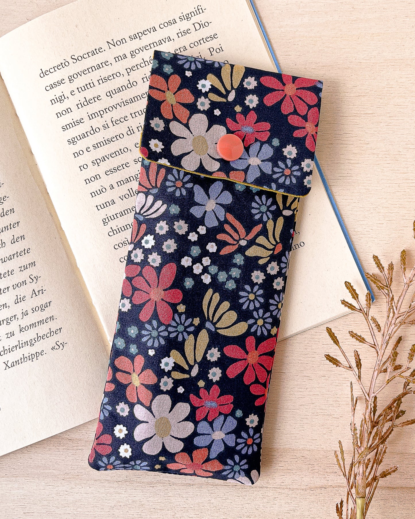 Astuccio con fiori colorati