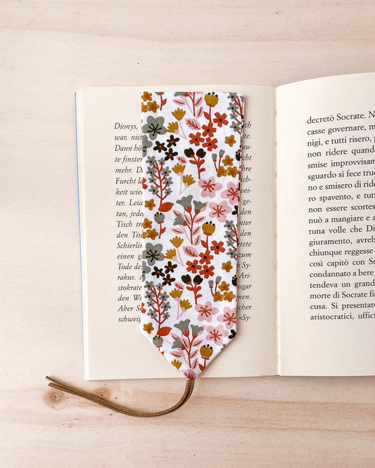 Segnalibro in stoffa con motivo a fiorellini