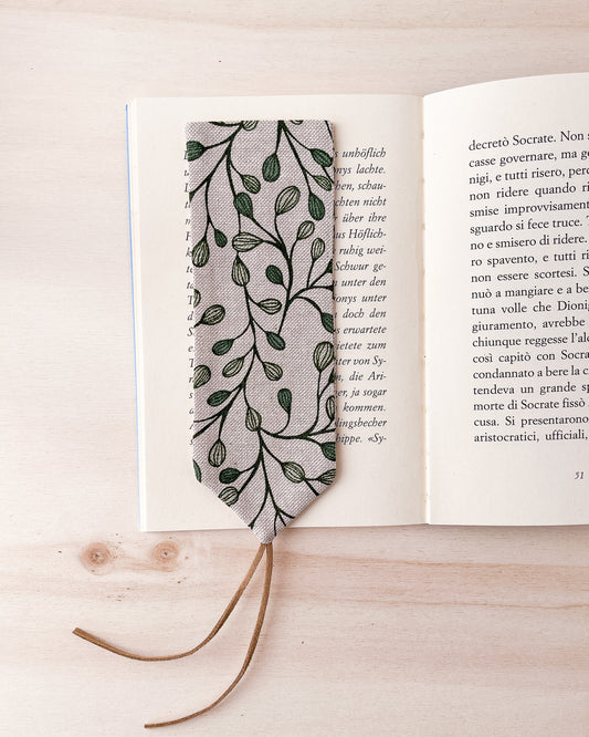 Segnalibro in stoffa bianco con foglie