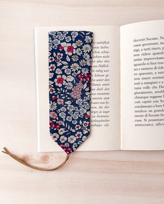 Segnalibro in stoffa con motivo floreale blu