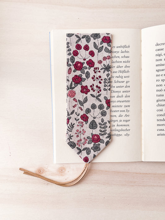 Segnalibro in stoffa con fiori rosa