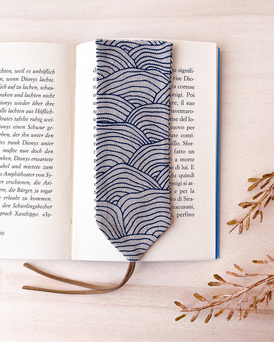 Segnalibro in stoffa con motivo a onde blu