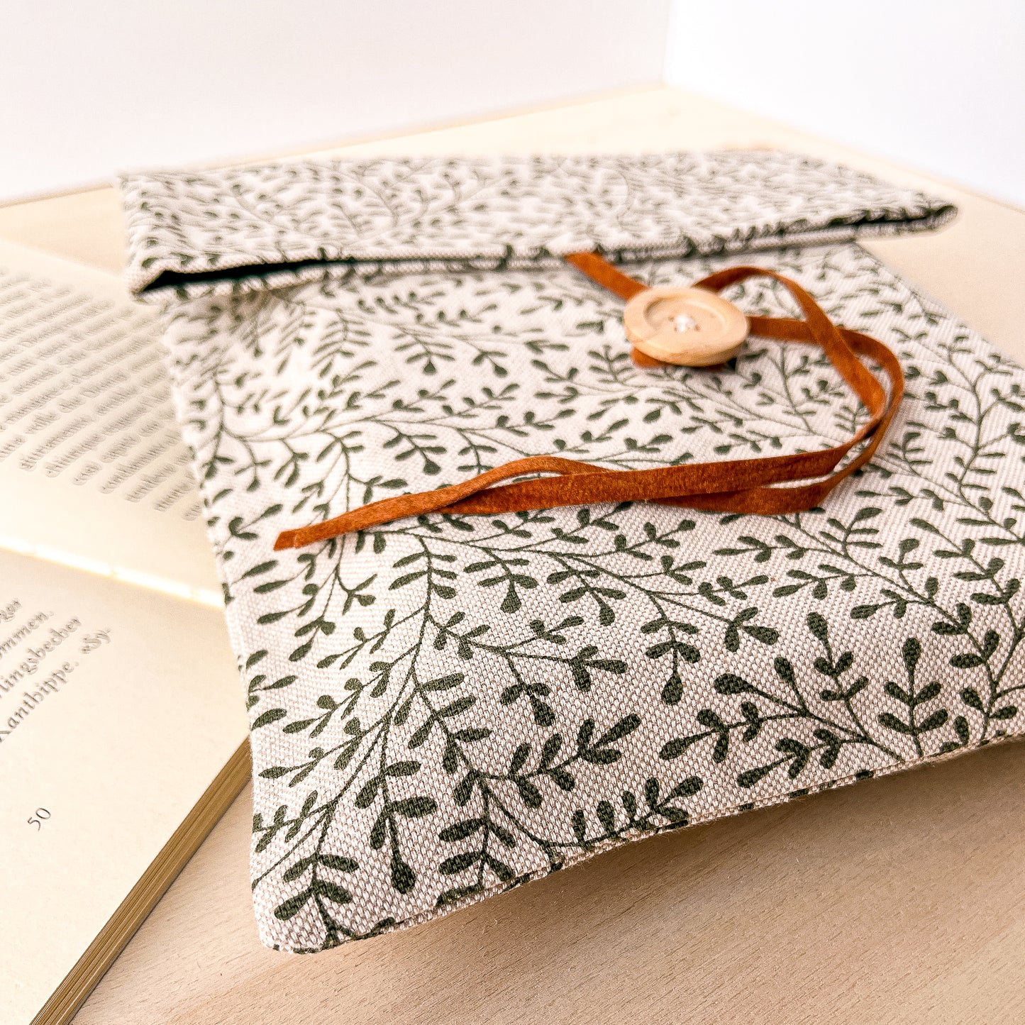 Custodia per libri regolabile in cotone con motivo a foglioline verdi