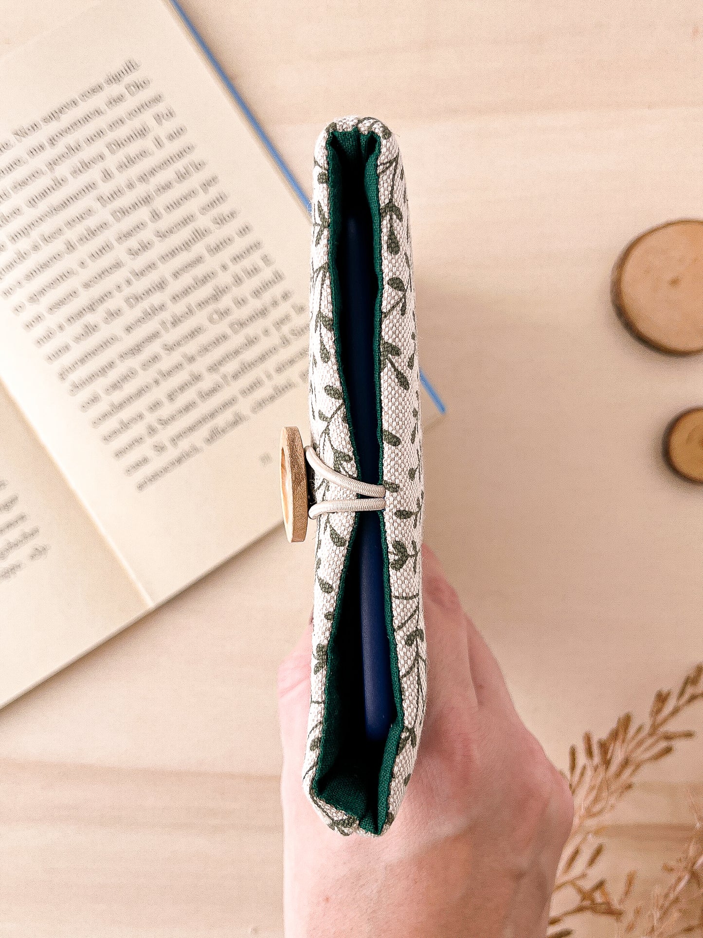 Tiny leaves padded e-reader sleeve