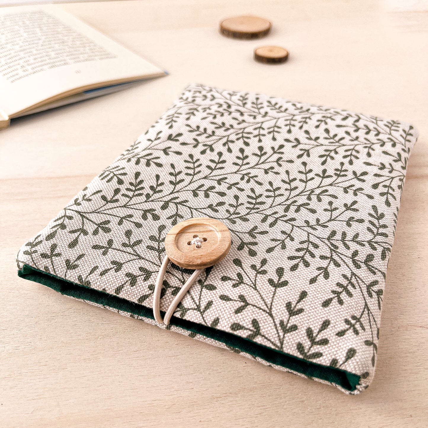 Tiny leaves padded e-reader sleeve