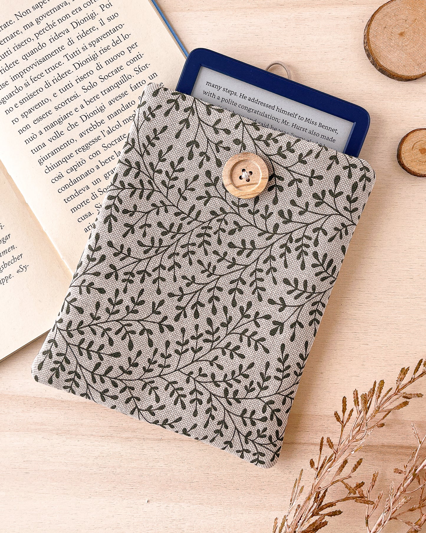 Tiny leaves padded e-reader sleeve