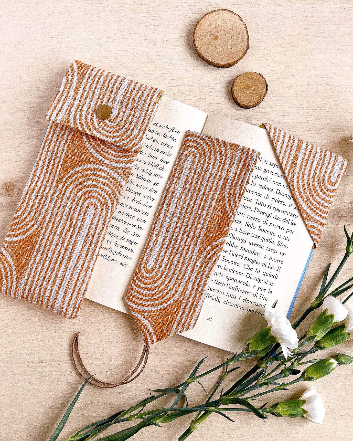 Astuccio con motivo geometrico arancio + segnalibro