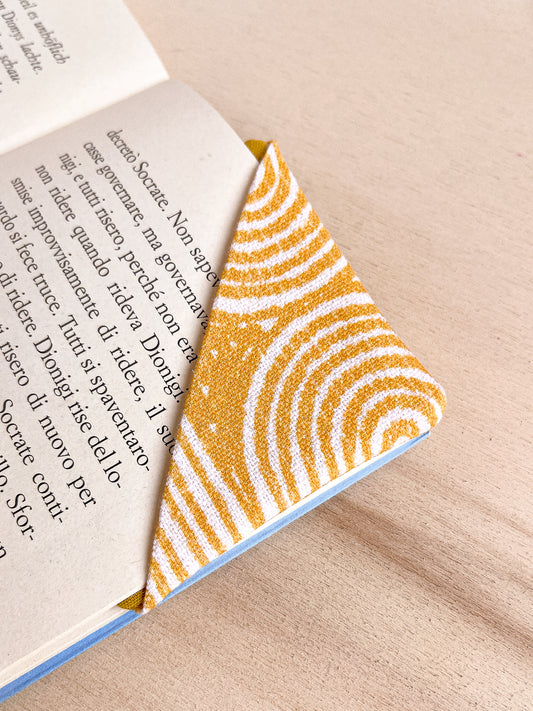 Segnalibro in stoffa ad angolo con motivo geometrico giallo