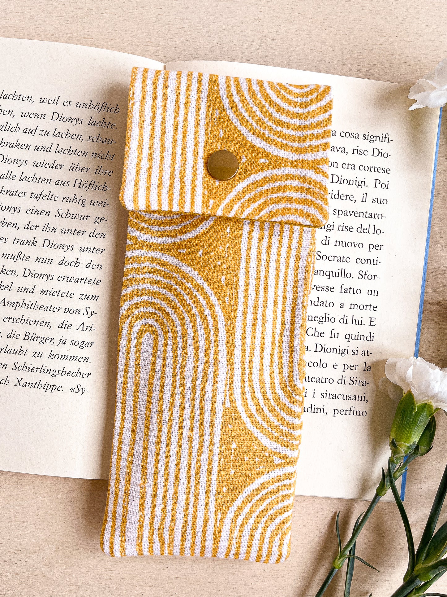 Astuccio con motivo geometrico giallo